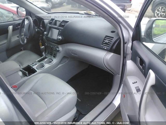 5TDBK3EH8CS149471 - 2012 TOYOTA HIGHLANDER SE SILVER photo 5