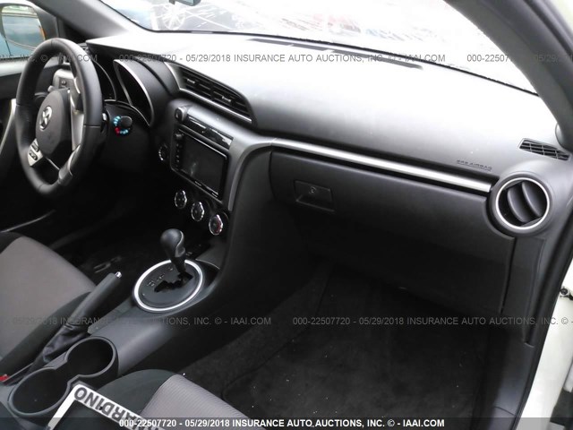 JTKJF5C70GJ016429 - 2016 TOYOTA SCION TC 白色 照片 5