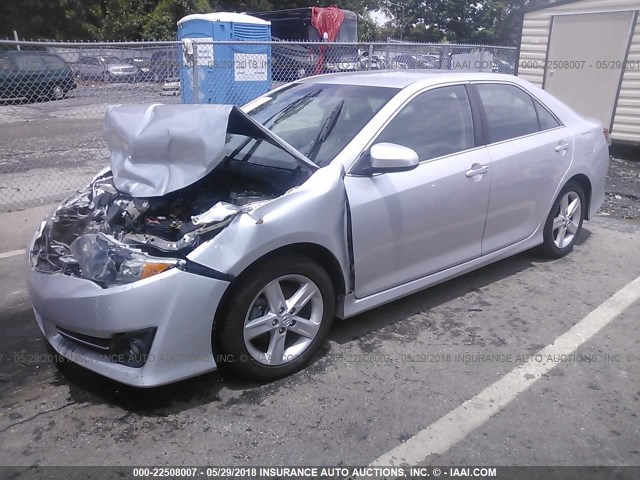 4T1BF1FK3EU363989 - 2014 TOYOTA CAMRY L/SE/LE/XLE 银色 照片 2