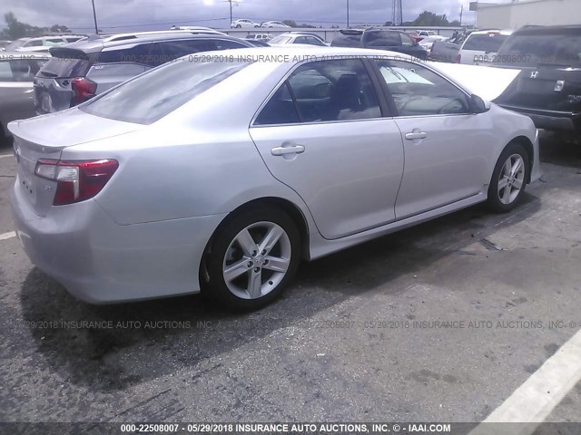 4T1BF1FK3EU363989 - 2014 TOYOTA CAMRY L/SE/LE/XLE 银色 照片 4