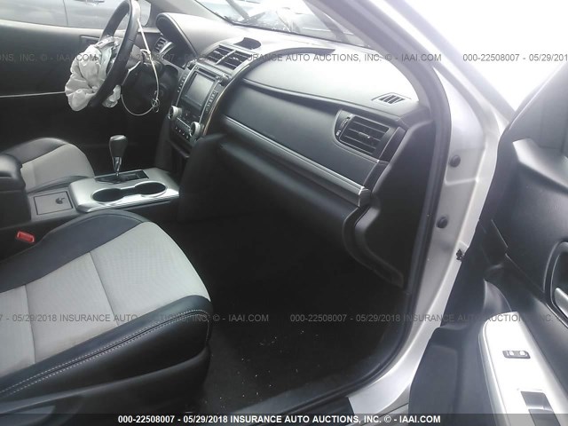 4T1BF1FK3EU363989 - 2014 TOYOTA CAMRY L/SE/LE/XLE 银色 照片 5