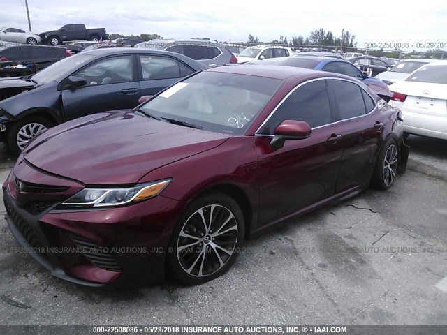 4T1B11HK0JU548443 - 2018 TOYOTA CAMRY L/LE/XLE/SE/XSE RED photo 2