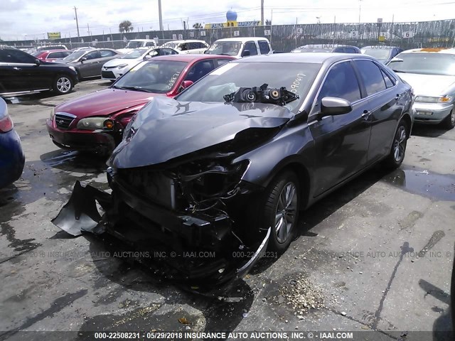 4T1BF1FK4FU090417 - 2015 TOYOTA CAMRY LE/XLE/SE/XSE 灰色 照片 2