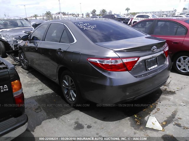 4T1BF1FK4FU090417 - 2015 TOYOTA CAMRY LE/XLE/SE/XSE 灰色 照片 3