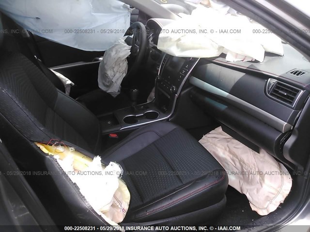 4T1BF1FK4FU090417 - 2015 TOYOTA CAMRY LE/XLE/SE/XSE 灰色 照片 5