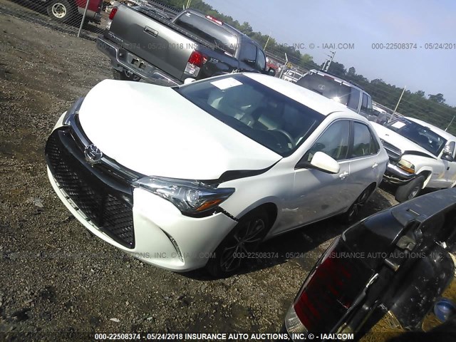 4T1BF1FK0HU342988 - 2017 TOYOTA CAMRY LE/XLE/SE/XSE თეთრი ფოტო 2