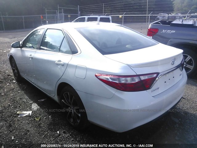 4T1BF1FK0HU342988 - 2017 TOYOTA CAMRY LE/XLE/SE/XSE თეთრი ფოტო 3