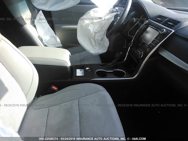 4T1BF1FK0HU342988 - 2017 TOYOTA CAMRY LE/XLE/SE/XSE თეთრი ფოტო 5