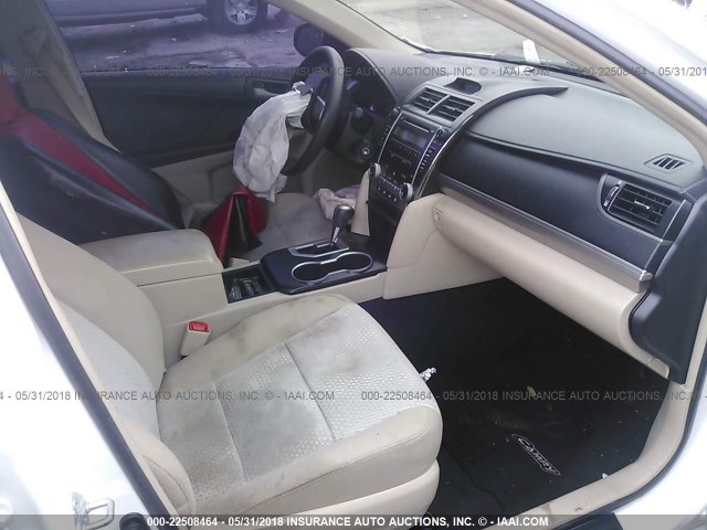 4T1BF1FK0CU546540 - 2012 TOYOTA CAMRY SE/LE/XLE 白色 照片 5