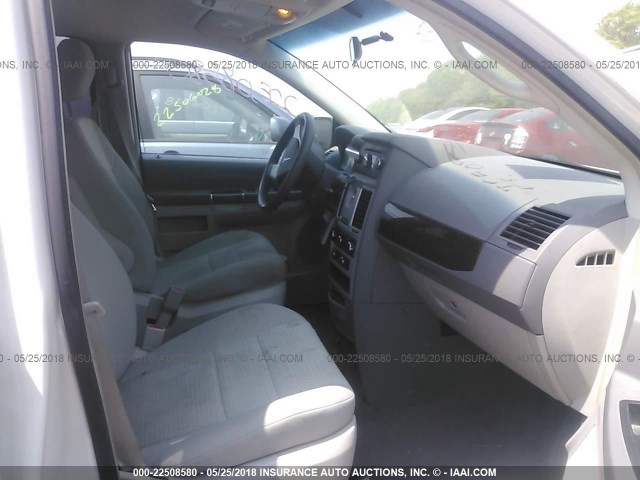 2A8HR44E99R644517 - 2009 CHRYSLER TOWN & COUNTRY LX WHITE photo 5