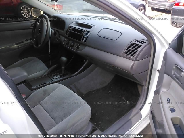 4T1BE32K02U012876 - 2002 TOYOTA CAMRY LE/XLE/SE თეთრი ფოტო 5