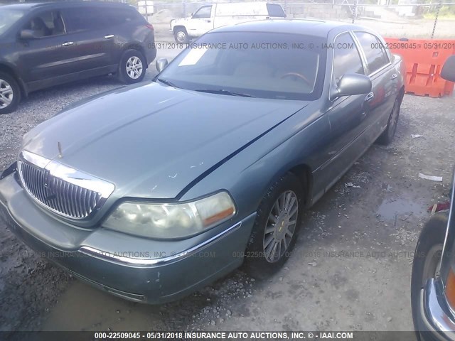 1LNHM82W23Y680105 - 2003 LINCOLN TOWN CAR SIGNATURE GREEN photo 2