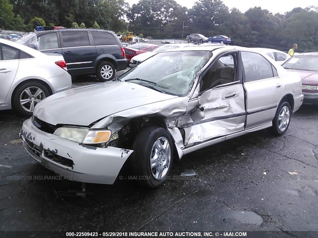 1HGCD5636VA265136 - 1997 HONDA ACCORD LX/EX GRAY photo 2