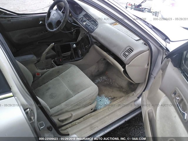 1HGCD5636VA265136 - 1997 HONDA ACCORD LX/EX GRAY photo 5