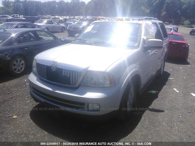 5LMFU28505LJ16291 - 2005 LINCOLN NAVIGATOR SILVER photo 2