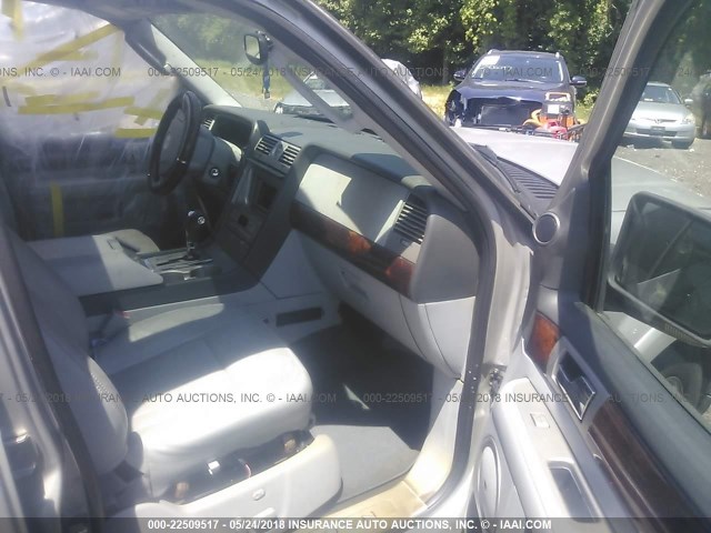 5LMFU28505LJ16291 - 2005 LINCOLN NAVIGATOR SILVER photo 5