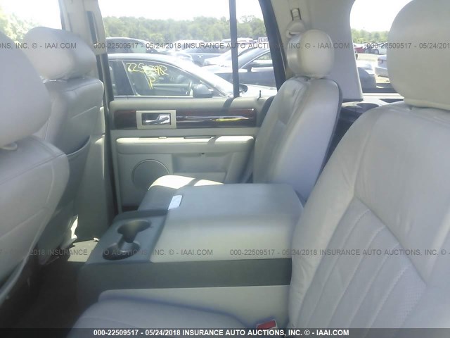 5LMFU28505LJ16291 - 2005 LINCOLN NAVIGATOR SILVER photo 8