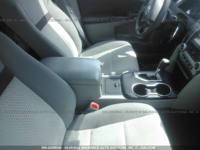 4T1BF1FK0CU528166 - 2012 TOYOTA CAMRY SE/LE/XLE 白色 照片 5