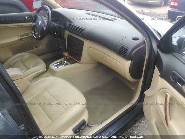 WVWRH63B51P211459 - 2001 VOLKSWAGEN PASSAT GLX 灰色 照片 5