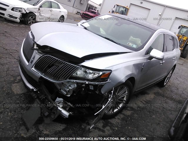 2LMHJ5AT4EBL58780 - 2014 LINCOLN MKT SILVER photo 2