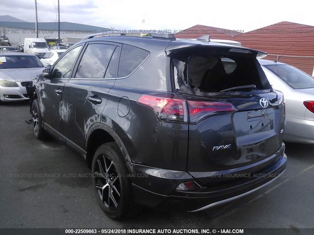 JTMNFREV3JJ160110 - 2018 TOYOTA RAV4 SE GRAY photo 3