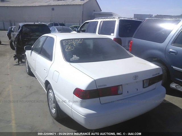 JT2BG22K5Y0384070 - 2000 TOYOTA CAMRY CE/LE/XLE 白色 照片 3
