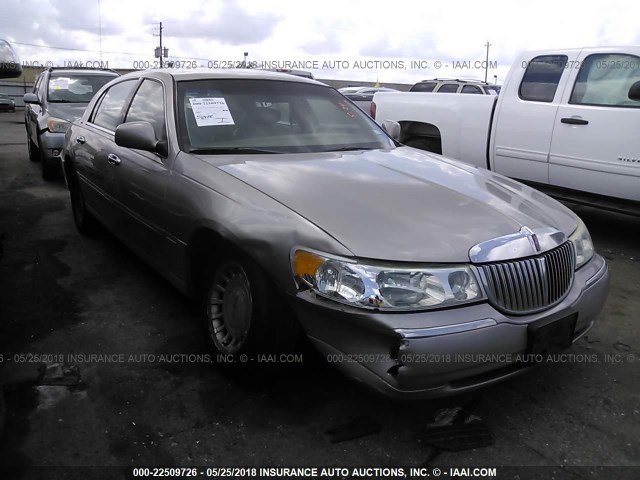 1LNHM81W02Y655008 - 2002 LINCOLN TOWN CAR EXECUTIVE TAN photo 1