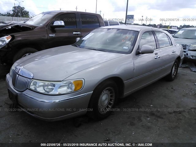 1LNHM81W02Y655008 - 2002 LINCOLN TOWN CAR EXECUTIVE TAN photo 2