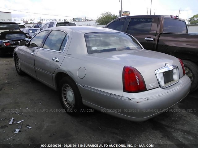 1LNHM81W02Y655008 - 2002 LINCOLN TOWN CAR EXECUTIVE Коричневый фото 3