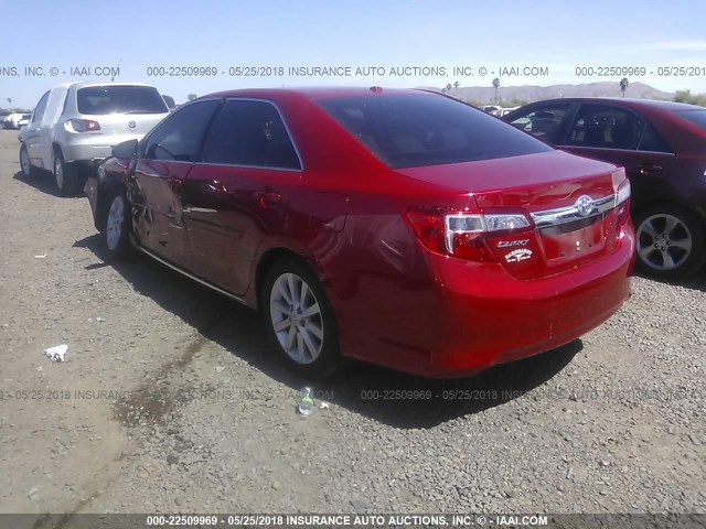 4T4BF1FKXDR275459 - 2013 TOYOTA CAMRY L/SE/LE/XLE RED photo 3