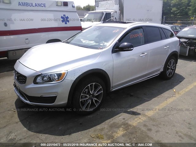 YV440MWK7J2053623 - 2018 VOLVO V60 CROSS COUNTRY PREMIER SILVER photo 2