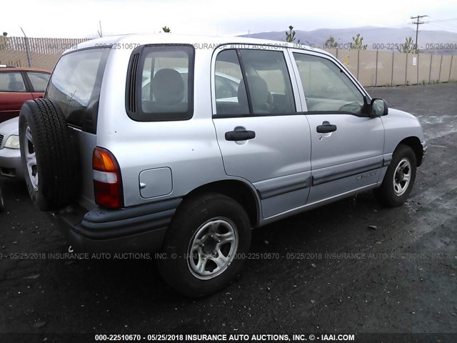 2CNBJ13CX16936830 - 2001 CHEVROLET TRACKER SILVER photo 4