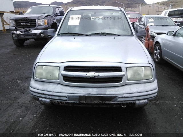 2CNBJ13CX16936830 - 2001 CHEVROLET TRACKER SILVER photo 6