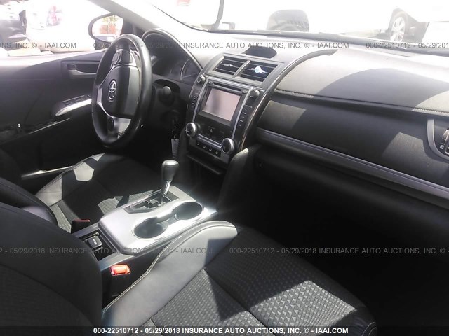 4T1BF1FK8DU699667 - 2013 TOYOTA CAMRY L/SE/LE/XLE 灰色 照片 5