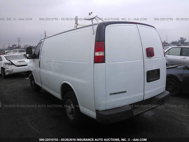 1GBGG25V371177662 - 2007 CHEVROLET EXPRESS G2500  WHITE photo 3