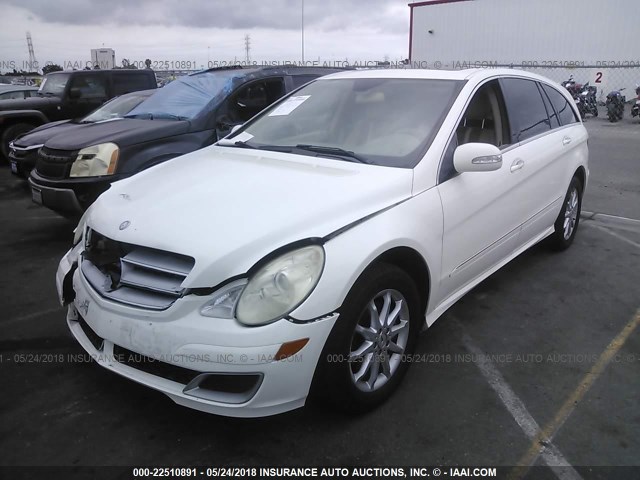 4JGCB65E16A009058 - 2006 MERCEDES-BENZ R 350 WHITE photo 2