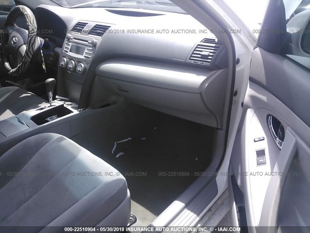4T1BF3EK5BU647049 - 2011 TOYOTA CAMRY SE/LE/XLE WHITE photo 5