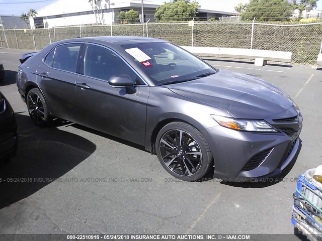 4T1BZ1HK7JU001114 - 2018 TOYOTA CAMRY XSE/XLE 灰色 照片 1