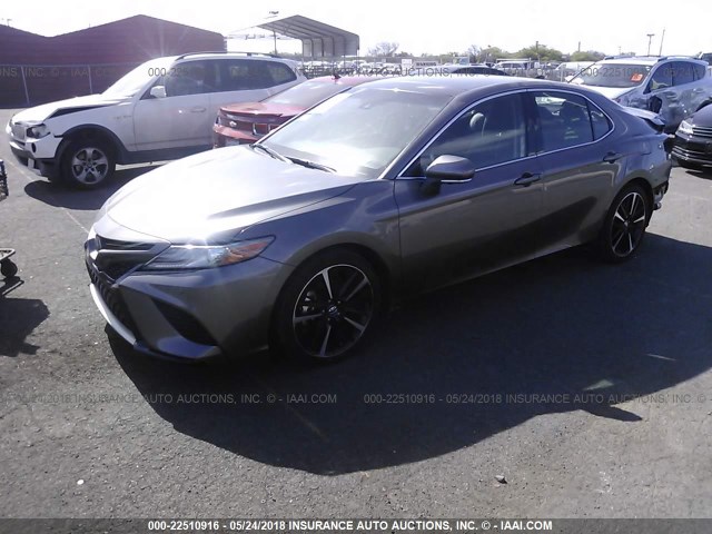 4T1BZ1HK7JU001114 - 2018 TOYOTA CAMRY XSE/XLE GRAY photo 2