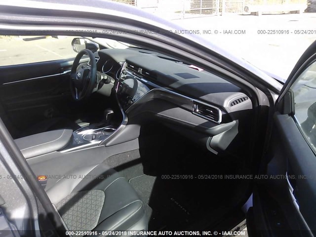 4T1BZ1HK7JU001114 - 2018 TOYOTA CAMRY XSE/XLE 灰色 照片 5