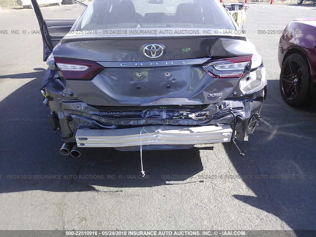 4T1BZ1HK7JU001114 - 2018 TOYOTA CAMRY XSE/XLE 灰色 照片 6