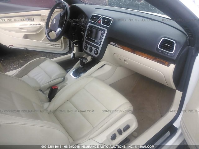 WVWFA71FX9V017634 - 2009 VOLKSWAGEN EOS LUX Biały zdjęcie 5