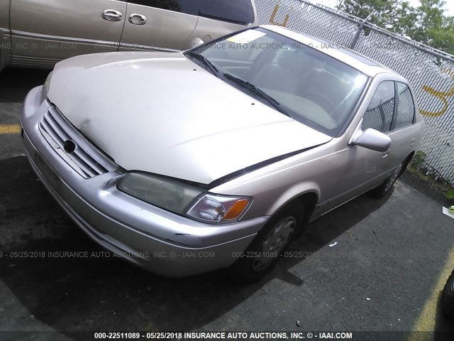 JT2BG22K9V0064679 - 1997 TOYOTA CAMRY LE/XLE TAN photo 2