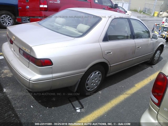 JT2BG22K9V0064679 - 1997 TOYOTA CAMRY LE/XLE TAN photo 4