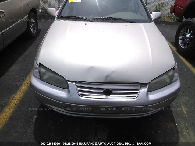 JT2BG22K9V0064679 - 1997 TOYOTA CAMRY LE/XLE TAN photo 6