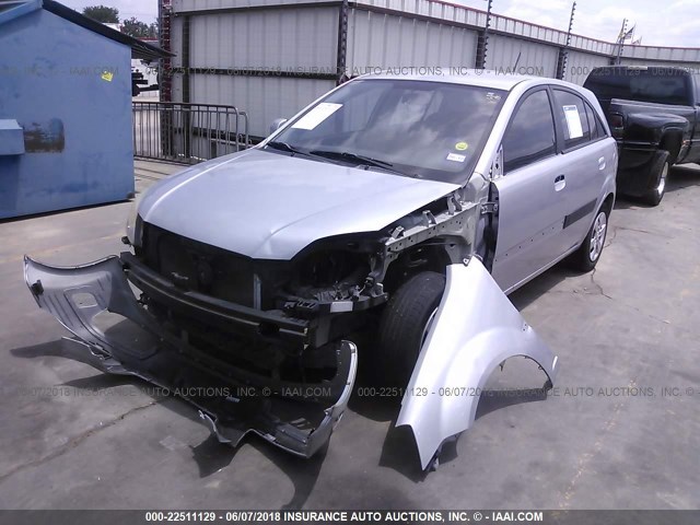 KNADE243296441154 - 2009 KIA RIO 5 SX SILVER photo 2