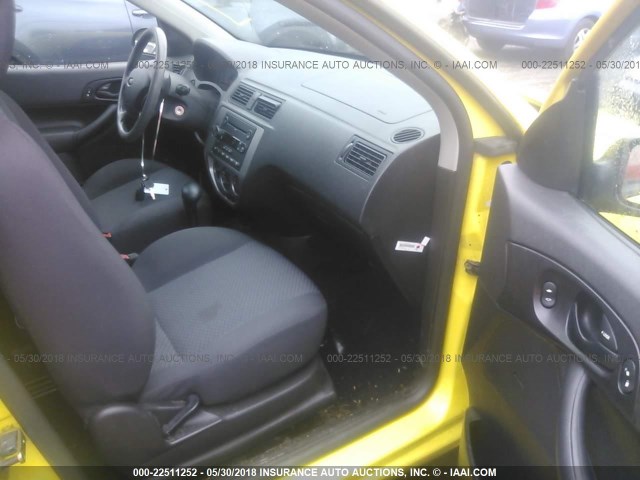 3FAFP37N45R134547 - 2005 FORD FOCUS ZX5 YELLOW photo 5