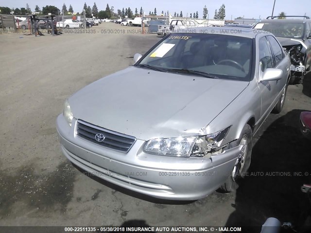 4T1BF28KXYU110093 - 2000 TOYOTA CAMRY LE/XLE Grau Foto 2