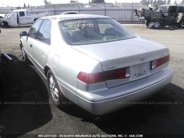 4T1BF28KXYU110093 - 2000 TOYOTA CAMRY LE/XLE GRAY photo 3