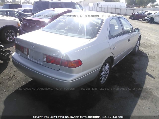 4T1BF28KXYU110093 - 2000 TOYOTA CAMRY LE/XLE GRAY photo 4